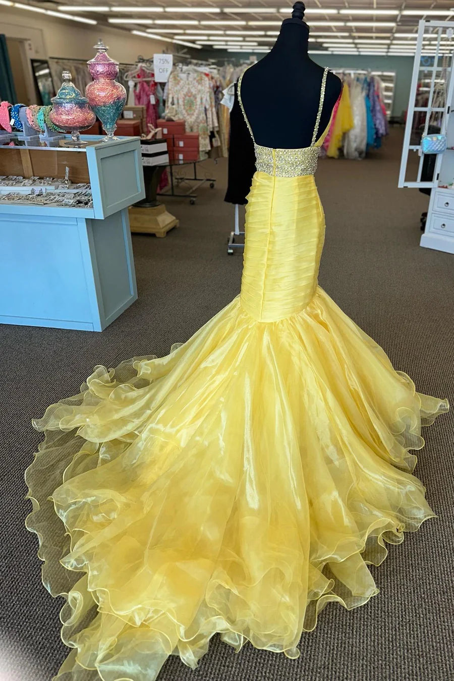 Vestido de fiesta de corte trompeta con cuentas y volantes sin espalda
